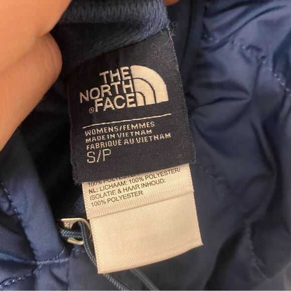 The North Face Women's Mossbud Insulated Revesible furry Vest Blue Wing Teal -S - Picture 4 of 12